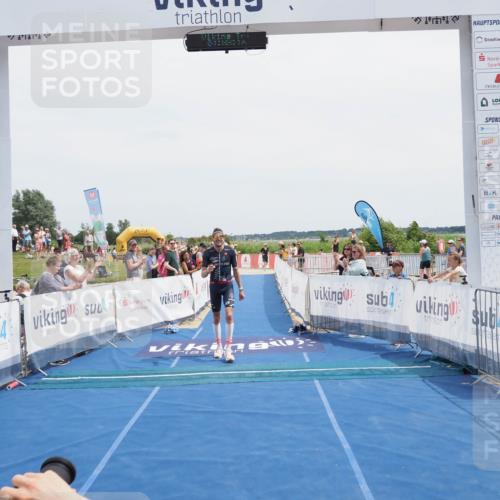 22.06.2025 - Viking Triathlon MichiJ http://msf.ph/oto/8077119 22.06.2025 14:03:27 Ziel 557 meine-sportfotos.de