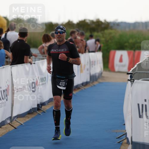 22.06.2025 - Viking Triathlon Yannick Fuchs http://msf.ph/oto/8077151 22.06.2025 16:26:35 Ziel 410 meine-sportfotos.de