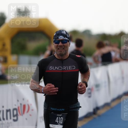 22.06.2025 - Viking Triathlon Yannick Fuchs http://msf.ph/oto/8077174 22.06.2025 16:26:37 Ziel 410 meine-sportfotos.de