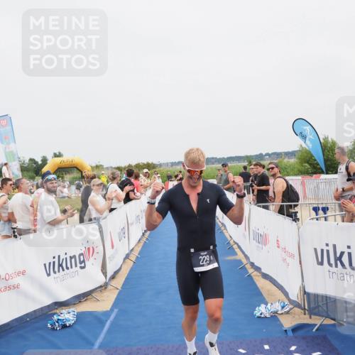 22.06.2025 - Viking Triathlon MichiJ http://msf.ph/oto/8080309 22.06.2025 14:40:09 Ziel 229 meine-sportfotos.de