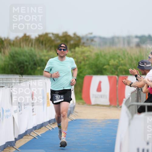 22.06.2025 - Viking Triathlon Yannick Fuchs http://msf.ph/oto/8080792 22.06.2025 17:04:32 Ziel 257 meine-sportfotos.de
