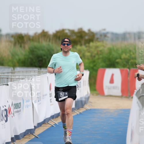 22.06.2025 - Viking Triathlon Yannick Fuchs http://msf.ph/oto/8080795 22.06.2025 17:04:32 Ziel 257 meine-sportfotos.de