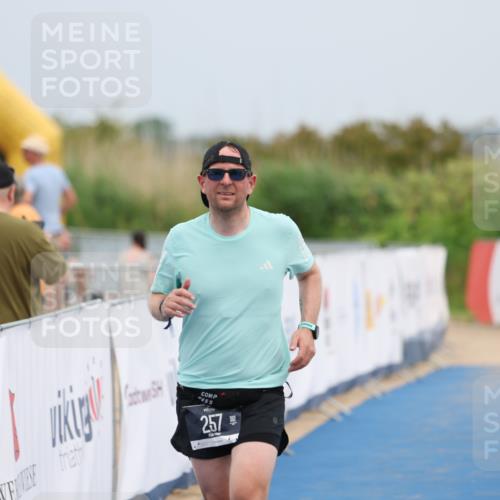 22.06.2025 - Viking Triathlon Yannick Fuchs http://msf.ph/oto/8080805 22.06.2025 17:04:34 Ziel 257 meine-sportfotos.de