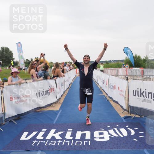 22.06.2025 - Viking Triathlon MichiJ http://msf.ph/oto/8082256 22.06.2025 16:01:11 Ziel 54, 378 meine-sportfotos.de