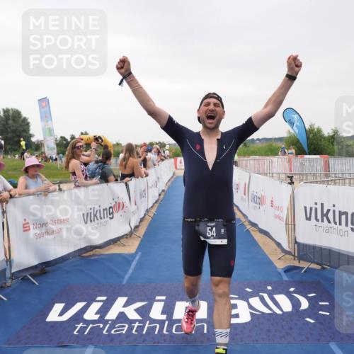 22.06.2025 - Viking Triathlon MichiJ http://msf.ph/oto/8082273 22.06.2025 16:01:11 Ziel 54, 378 meine-sportfotos.de