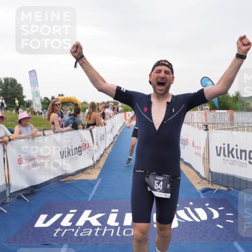 22.06.2025 - Viking Triathlon MichiJ http://msf.ph/oto/8082281 22.06.2025 16:01:11 Ziel 54, 378 meine-sportfotos.de