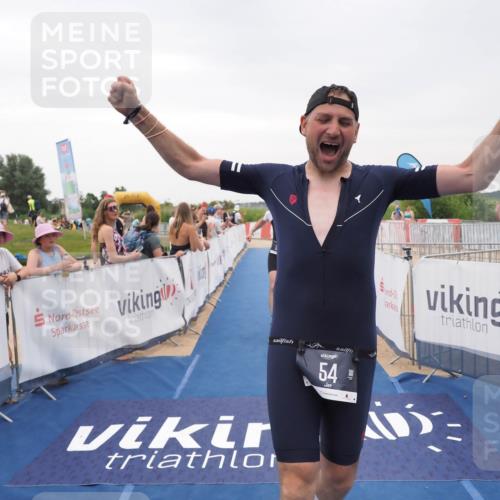 22.06.2025 - Viking Triathlon MichiJ http://msf.ph/oto/8082284 22.06.2025 16:01:12 Ziel 54, 378 meine-sportfotos.de