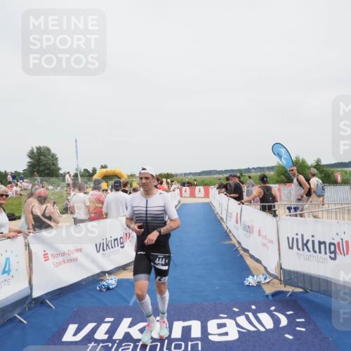 22.06.2025 - Viking Triathlon MichiJ http://msf.ph/oto/8083438 22.06.2025 14:40:44 Ziel 444 meine-sportfotos.de