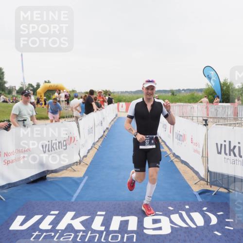 22.06.2025 - Viking Triathlon MichiJ http://msf.ph/oto/8083441 22.06.2025 16:10:01 Ziel 97 meine-sportfotos.de
