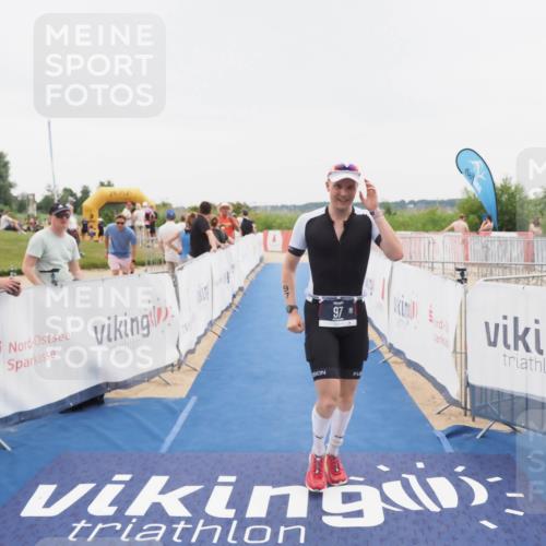 22.06.2025 - Viking Triathlon MichiJ http://msf.ph/oto/8083446 22.06.2025 16:10:01 Ziel 97 meine-sportfotos.de