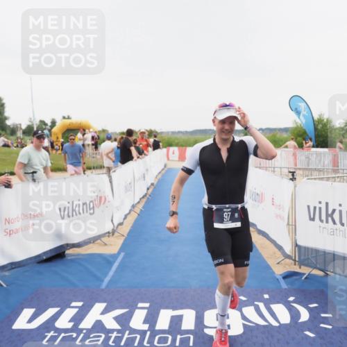 22.06.2025 - Viking Triathlon MichiJ http://msf.ph/oto/8083457 22.06.2025 16:10:01 Ziel 97 meine-sportfotos.de