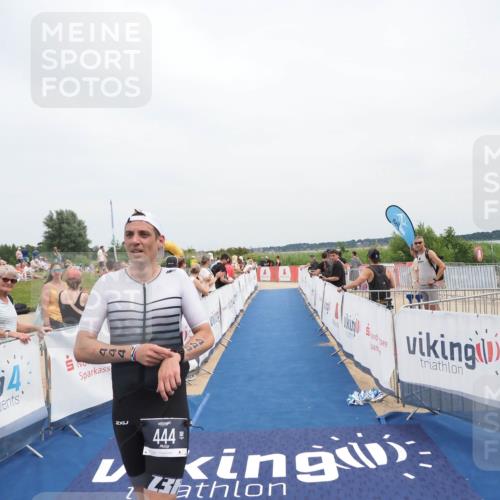 22.06.2025 - Viking Triathlon MichiJ http://msf.ph/oto/8083460 22.06.2025 14:40:44 Ziel 444 meine-sportfotos.de
