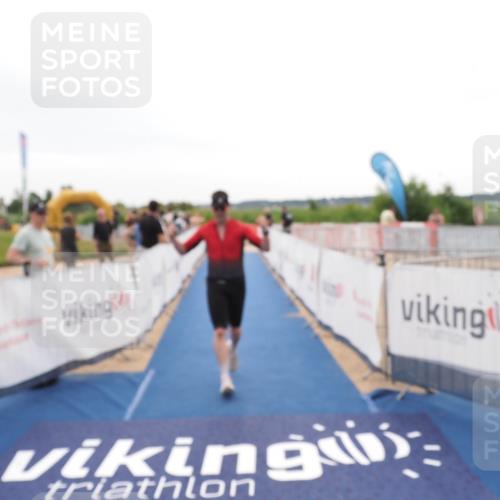22.06.2025 - Viking Triathlon MichiJ http://msf.ph/oto/8083509 22.06.2025 16:17:12 Ziel 106 meine-sportfotos.de
