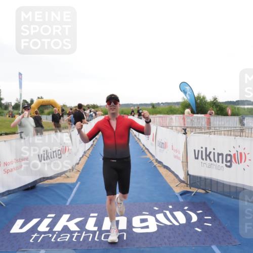 22.06.2025 - Viking Triathlon MichiJ http://msf.ph/oto/8083555 22.06.2025 16:17:13 Ziel 106 meine-sportfotos.de