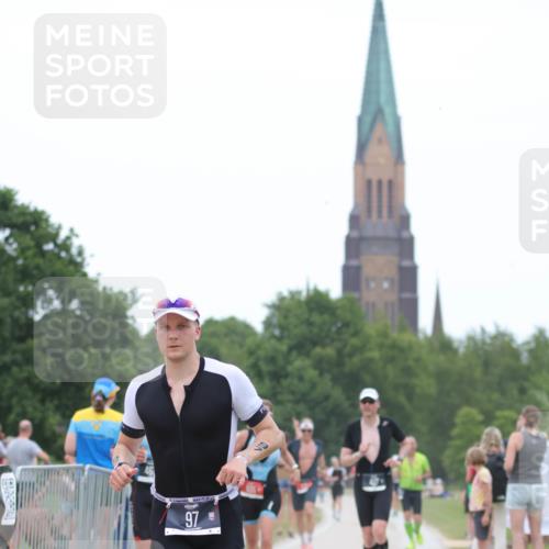 22.06.2025 - Viking Triathlon H.Heesch http://msf.ph/oto/8094938 22.06.2025 15:25:20 Laufen 97, 427, 467, 605, 625 meine-sportfotos.de