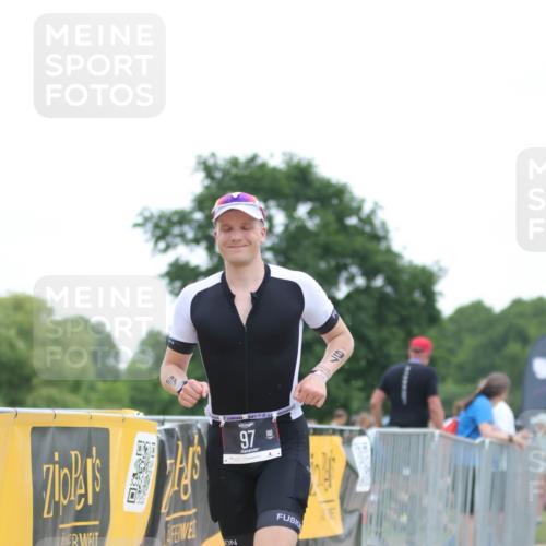 22.06.2025 - Viking Triathlon H.Heesch http://msf.ph/oto/8095086 22.06.2025 16:09:42 Laufen 97 meine-sportfotos.de