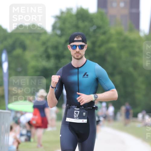 22.06.2025 - Viking Triathlon H.Heesch http://msf.ph/oto/8097157 22.06.2025 15:33:31 Laufen 57 meine-sportfotos.de