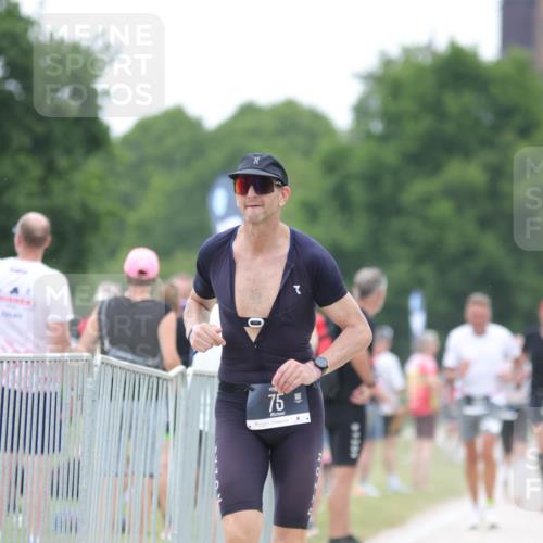 22.06.2025 - Viking Triathlon H.Heesch http://msf.ph/oto/8103502 22.06.2025 15:53:16 Laufen 75, 637 meine-sportfotos.de
