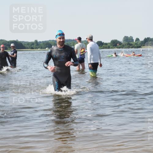 22.06.2025 - Viking Triathlon KatJ http://msf.ph/oto/8104919 22.06.2025 10:35:59 Schwimmen 19, 265, 313, 377, 448, 552, 636 meine-sportfotos.de