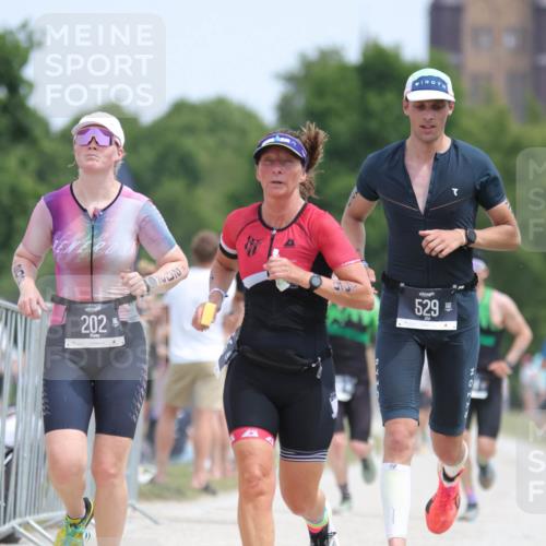 22.06.2025 - Viking Triathlon H.Heesch http://msf.ph/oto/8106169 22.06.2025 13:50:26 Laufen 60, 80, 155, 198, 202, 529, 534 meine-sportfotos.de