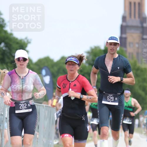 22.06.2025 - Viking Triathlon H.Heesch http://msf.ph/oto/8106181 22.06.2025 13:50:27 Laufen 60, 80, 155, 198, 202, 529, 534 meine-sportfotos.de