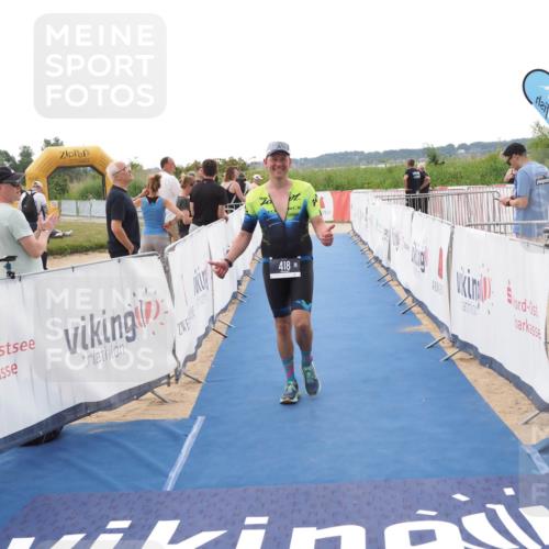 22.06.2025 - Viking Triathlon MichiJ http://msf.ph/oto/8110177 22.06.2025 16:22:07 Ziel 418 meine-sportfotos.de