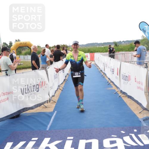22.06.2025 - Viking Triathlon MichiJ http://msf.ph/oto/8110185 22.06.2025 16:22:07 Ziel 418 meine-sportfotos.de