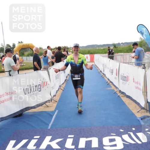 22.06.2025 - Viking Triathlon MichiJ http://msf.ph/oto/8110199 22.06.2025 16:22:07 Ziel 418 meine-sportfotos.de