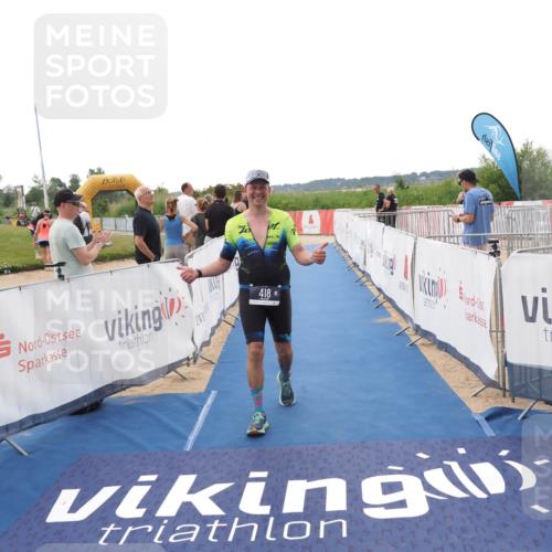 22.06.2025 - Viking Triathlon MichiJ http://msf.ph/oto/8110261 22.06.2025 16:22:07 Ziel 418 meine-sportfotos.de