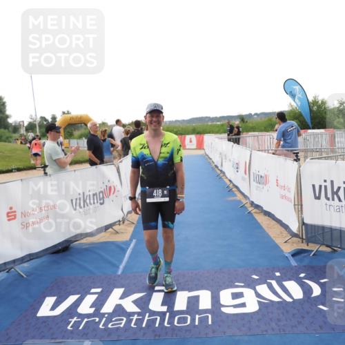22.06.2025 - Viking Triathlon MichiJ http://msf.ph/oto/8110313 22.06.2025 16:22:08 Ziel 418 meine-sportfotos.de