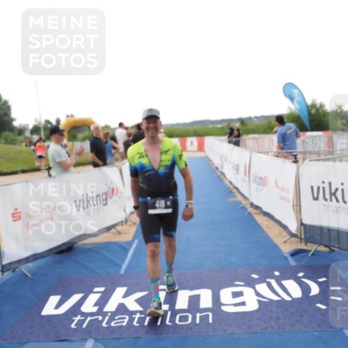 22.06.2025 - Viking Triathlon MichiJ http://msf.ph/oto/8110334 22.06.2025 16:22:08 Ziel 418 meine-sportfotos.de