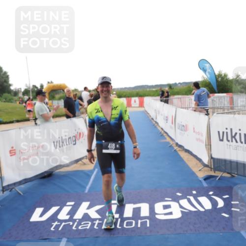 22.06.2025 - Viking Triathlon MichiJ http://msf.ph/oto/8110343 22.06.2025 16:22:09 Ziel 418 meine-sportfotos.de