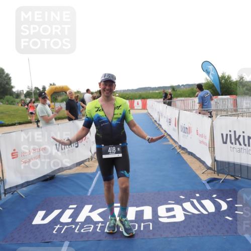 22.06.2025 - Viking Triathlon MichiJ http://msf.ph/oto/8110370 22.06.2025 16:22:09 Ziel 418 meine-sportfotos.de