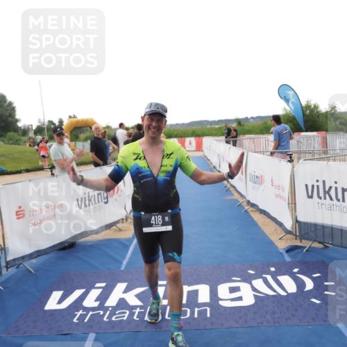 22.06.2025 - Viking Triathlon MichiJ http://msf.ph/oto/8110402 22.06.2025 16:22:09 Ziel 418 meine-sportfotos.de