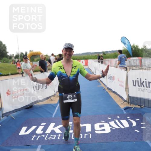 22.06.2025 - Viking Triathlon MichiJ http://msf.ph/oto/8110421 22.06.2025 16:22:09 Ziel 418 meine-sportfotos.de