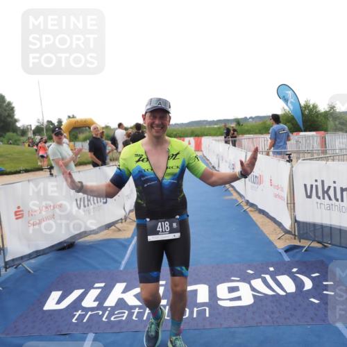 22.06.2025 - Viking Triathlon MichiJ http://msf.ph/oto/8110438 22.06.2025 16:22:09 Ziel 418 meine-sportfotos.de