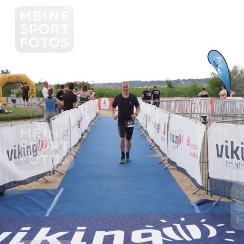 22.06.2025 - Viking Triathlon MichiJ http://msf.ph/oto/8112536 22.06.2025 16:25:23 Ziel 439 meine-sportfotos.de