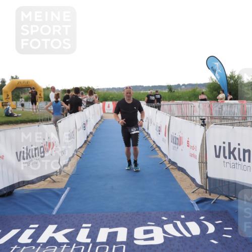 22.06.2025 - Viking Triathlon MichiJ http://msf.ph/oto/8112583 22.06.2025 16:25:23 Ziel 439 meine-sportfotos.de