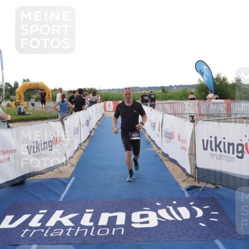 22.06.2025 - Viking Triathlon MichiJ http://msf.ph/oto/8112649 22.06.2025 16:25:24 Ziel 439 meine-sportfotos.de
