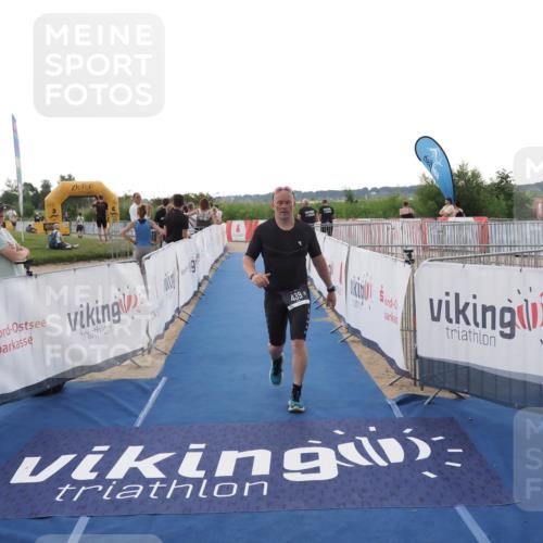 22.06.2025 - Viking Triathlon MichiJ http://msf.ph/oto/8112693 22.06.2025 16:25:24 Ziel 439 meine-sportfotos.de