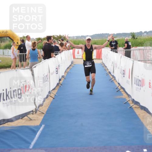 22.06.2025 - Viking Triathlon MichiJ http://msf.ph/oto/8114494 22.06.2025 16:26:12 Ziel 423 meine-sportfotos.de