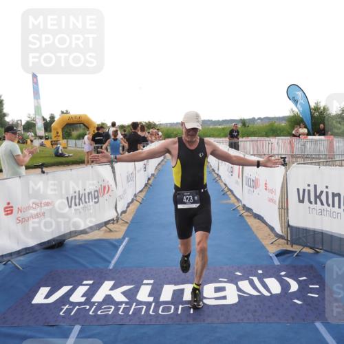 22.06.2025 - Viking Triathlon MichiJ http://msf.ph/oto/8114777 22.06.2025 16:26:15 Ziel 423 meine-sportfotos.de