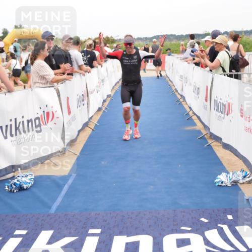 22.06.2025 - Viking Triathlon MichiJ http://msf.ph/oto/8115552 22.06.2025 15:05:45 Ziel 491, 492 meine-sportfotos.de