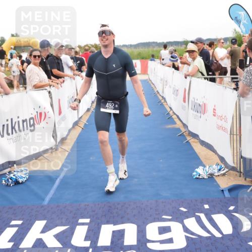 22.06.2025 - Viking Triathlon MichiJ http://msf.ph/oto/8115839 22.06.2025 15:05:49 Ziel 491, 492 meine-sportfotos.de