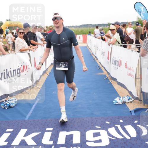 22.06.2025 - Viking Triathlon MichiJ http://msf.ph/oto/8115853 22.06.2025 15:05:49 Ziel 491, 492 meine-sportfotos.de