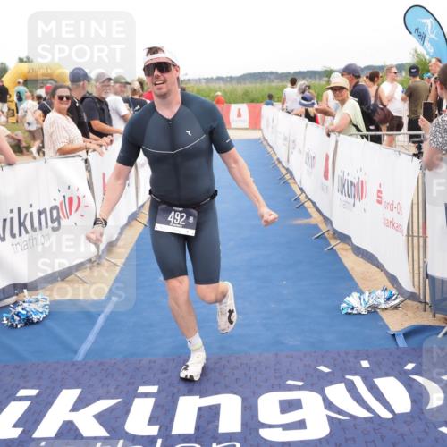 22.06.2025 - Viking Triathlon MichiJ http://msf.ph/oto/8115861 22.06.2025 15:05:50 Ziel 491, 492 meine-sportfotos.de