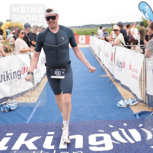 22.06.2025 - Viking Triathlon MichiJ http://msf.ph/oto/8115879 22.06.2025 15:05:50 Ziel 491, 492 meine-sportfotos.de