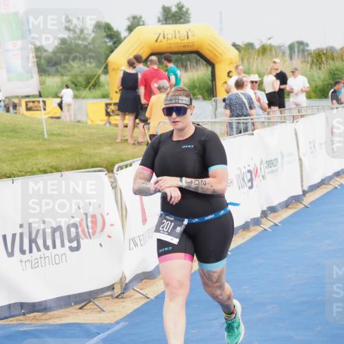 22.06.2025 - Viking Triathlon MichiJ http://msf.ph/oto/8117763 22.06.2025 16:54:16 Ziel 201 meine-sportfotos.de