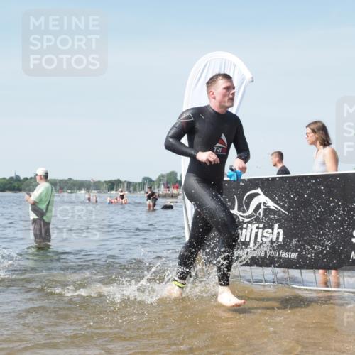 22.06.2025 - Viking Triathlon KatJ http://msf.ph/oto/8118866 22.06.2025 10:46:12 Schwimmen 121, 144, 213, 217, 225, 342, 406, 525, 647 meine-sportfotos.de