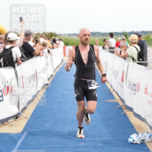 22.06.2025 - Viking Triathlon MichiJ http://msf.ph/oto/8120213 22.06.2025 14:59:09 Ziel 137, 325 meine-sportfotos.de